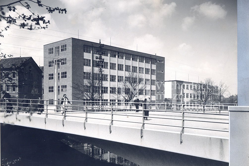 Pohled přes zábradlí Prokopova mostu na novostavbu soudu a finančních úřadů, po roce 1938. Zdroj Východočeské muzeum v Pardubicích.